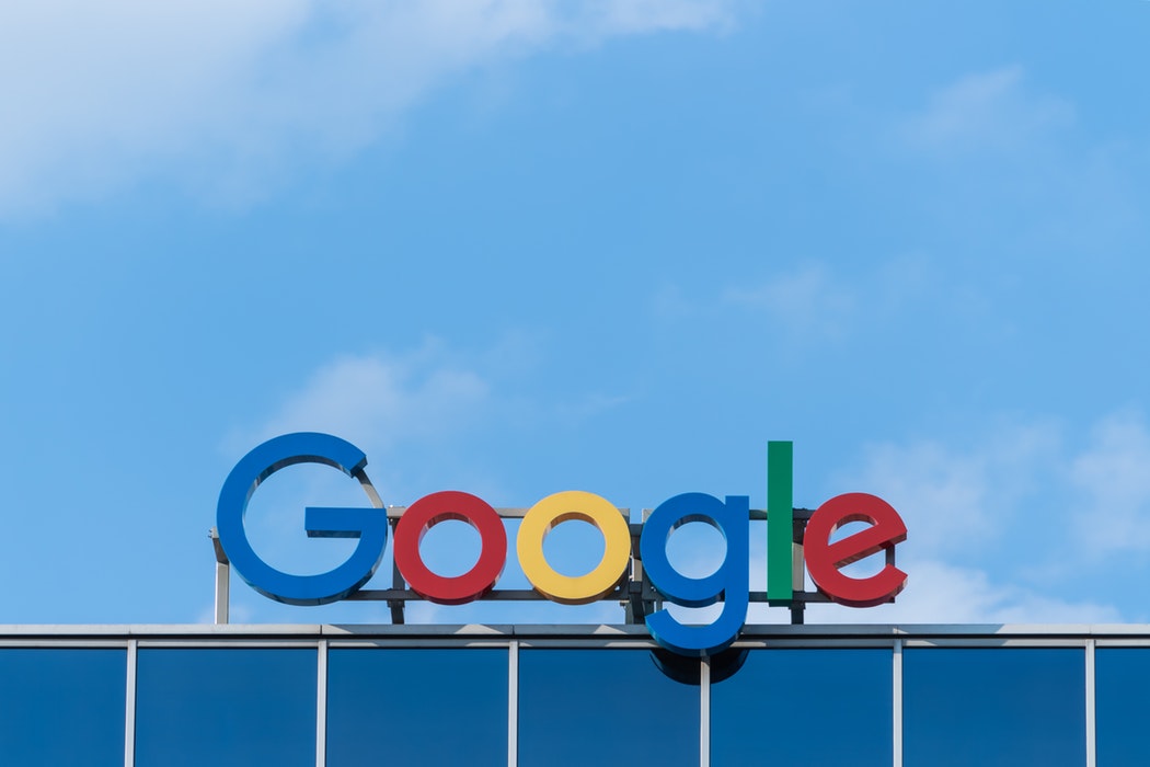 Letreiro com logo do Google